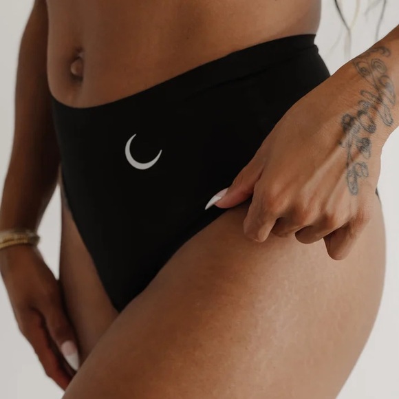 Black High-Waisted Panties - Picture 3 of 11